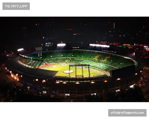 场边镜头:弗赖堡球迷看台展示巨幅TIFO,纪念俱乐部成立120周年。